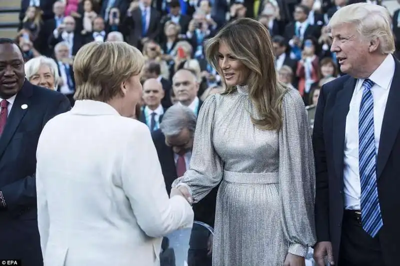 angela merkel saluta melania trump