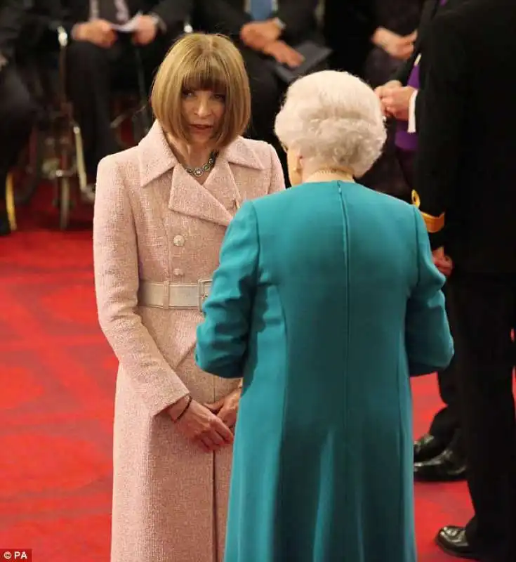 anna wintour  riceve  il titolo di dama dalla regina elisabetta