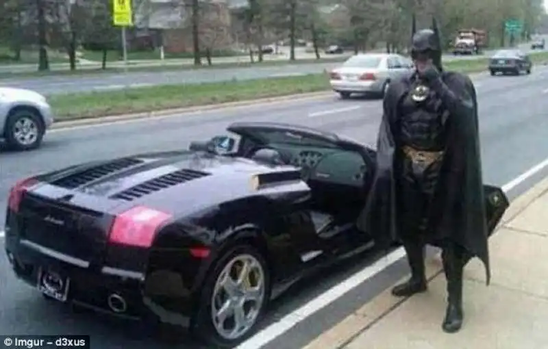 batman fa visita ad ospedale pediatrico