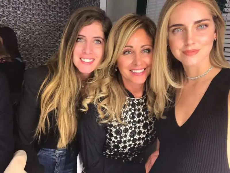 chiara ferragni con mamma e sorella