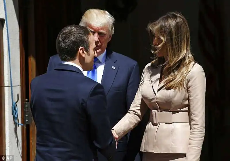 emmanuel macron con melania e donald trump