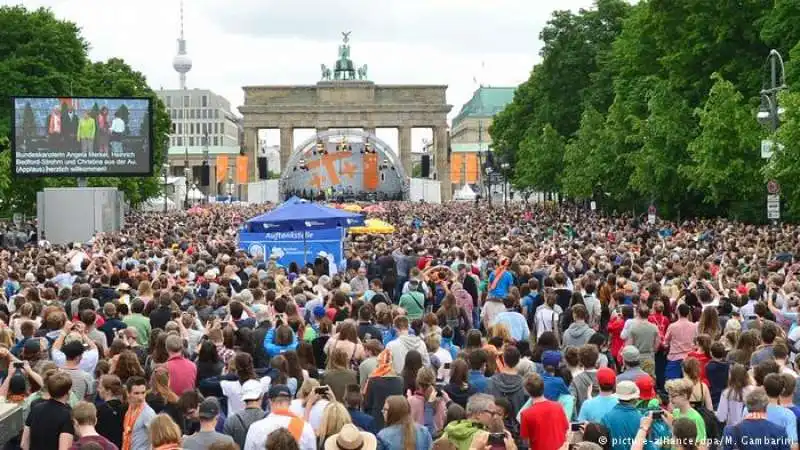 folla  per obama a berlino