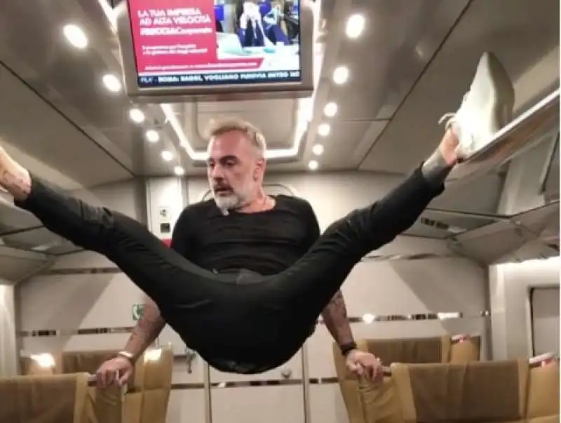 GIANLUCA VACCHI IN TRENO