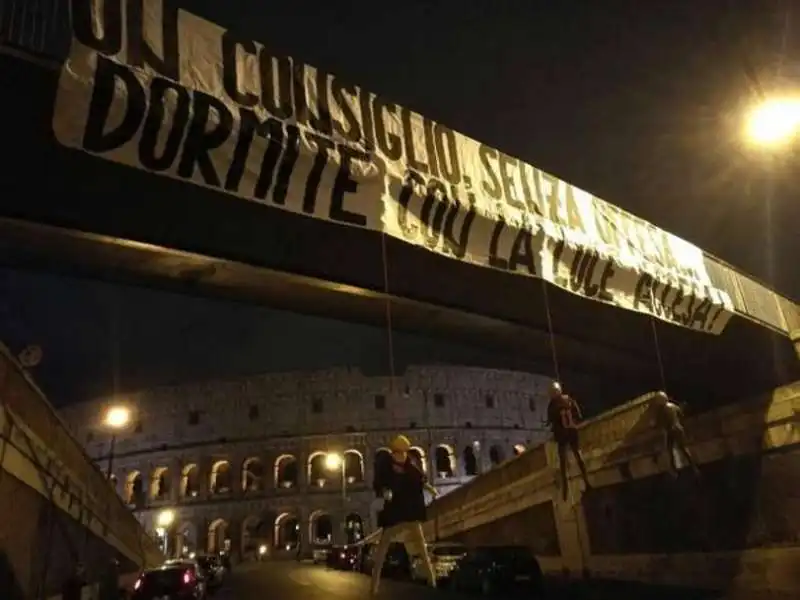 I manichini con le magliette della Roma impiccati a Via degli Annibaldi.  