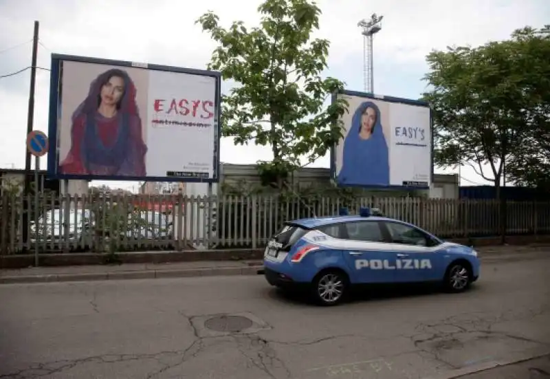 I MANIFESTI CON IRINA SHAYK COPERTI DAL CHADOR 