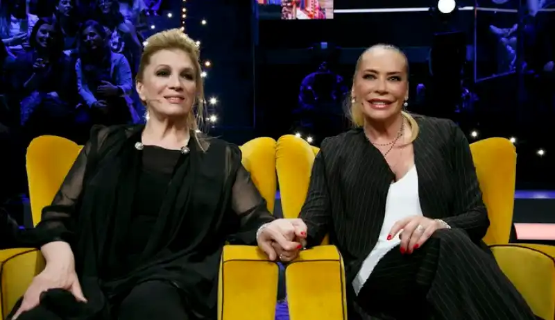 IVA ZANICCHI E BARBARA DE ROSSI A SELFIE