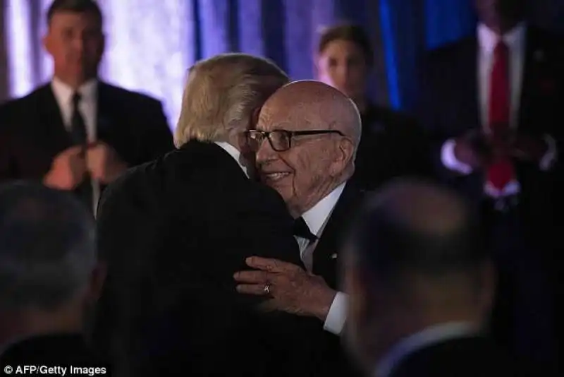 l abbraccio di donald trump e rupert murdoch 