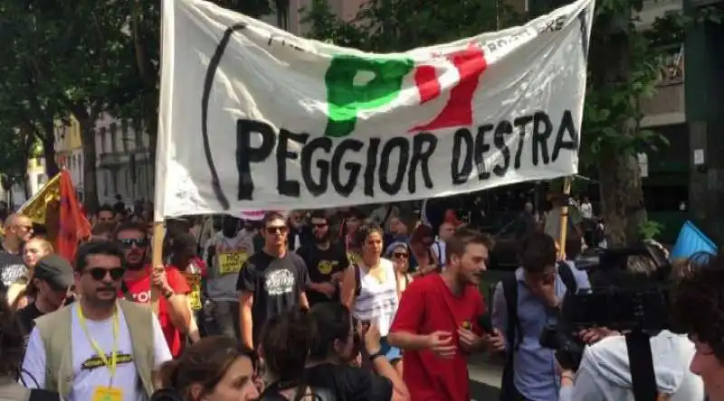 manifestanti contro il pd