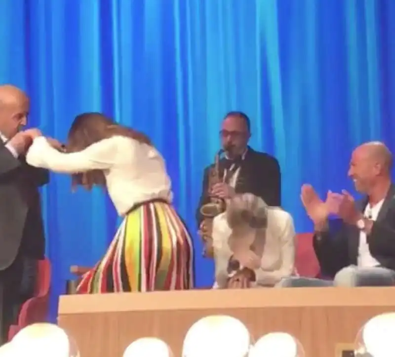 MAURIZIO COSTANZO BALLA IL CHA CHA CHA CON AMBRA ANGIOLINI 