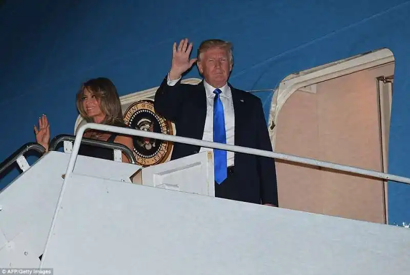 melania e donald trump all arrivo a sigonella  