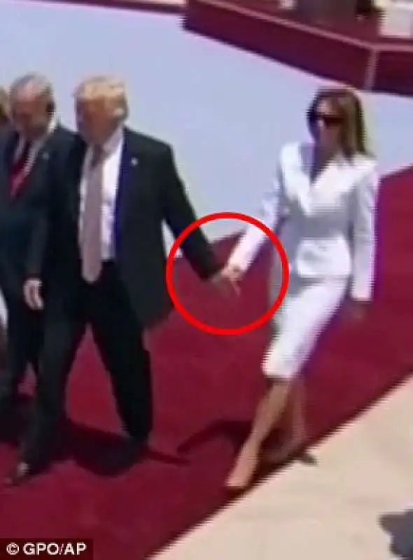 melania scaccia la mano di donald