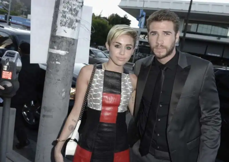 miley cyrus di  nuovo con liam hemsworth