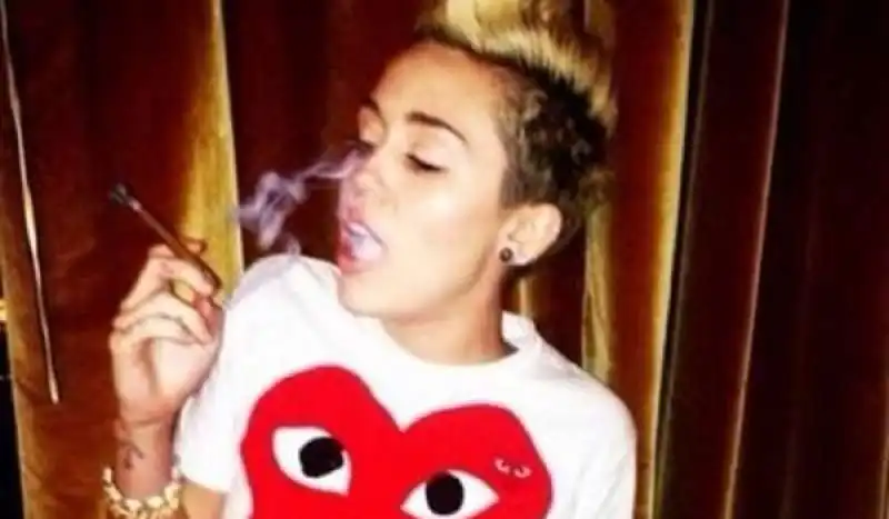 miley cyrus fuma erba