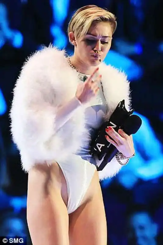 miley cyrus fuma una canna