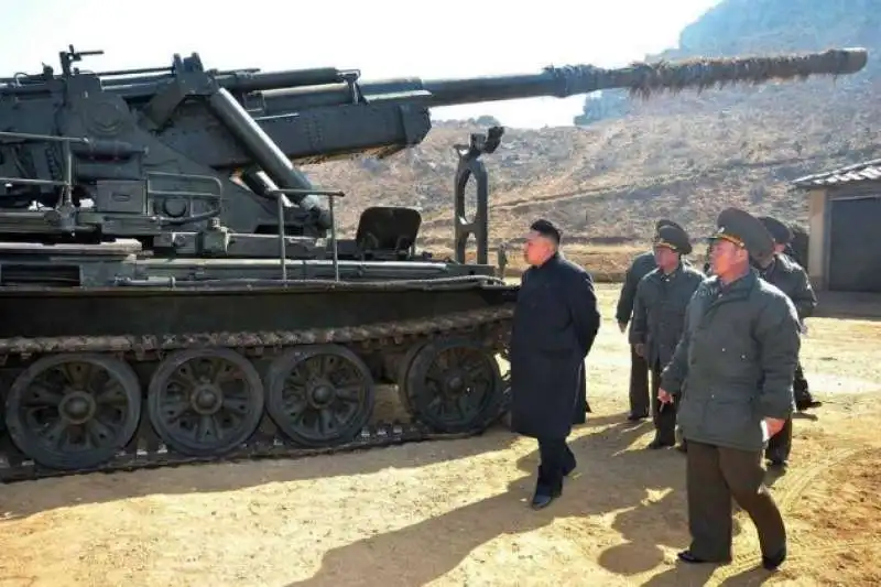 NORDCOREA - KIM JONG UN ISPEZIONA L ESERCITO 