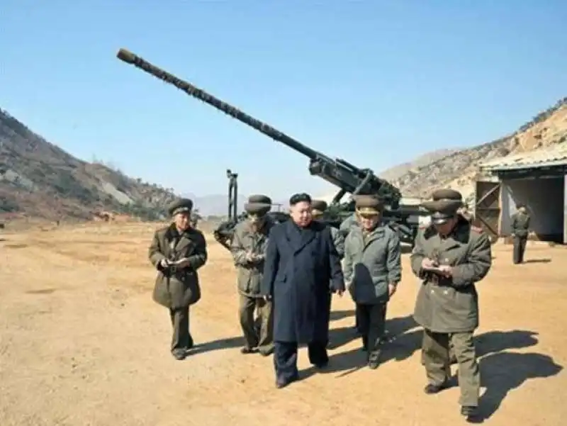 NORDCOREA - KIM JONG UN ISPEZIONA L ESERCITO  