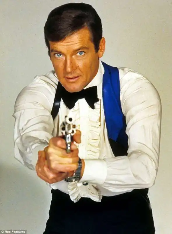 ROGER MOORE