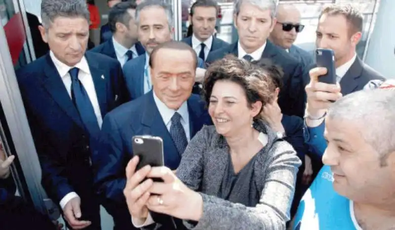 SELFIE CON BERLUSCONI