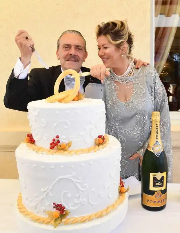 taglio della torta di rino e antonella barillari 