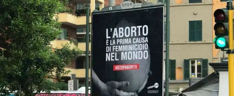 'aborto prima causa di femminicidio'   manifesto della fondazione citizen go a roma 2