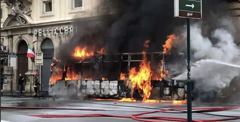 AUTOBUS A FUOCO IN VIA DEL TRITONE