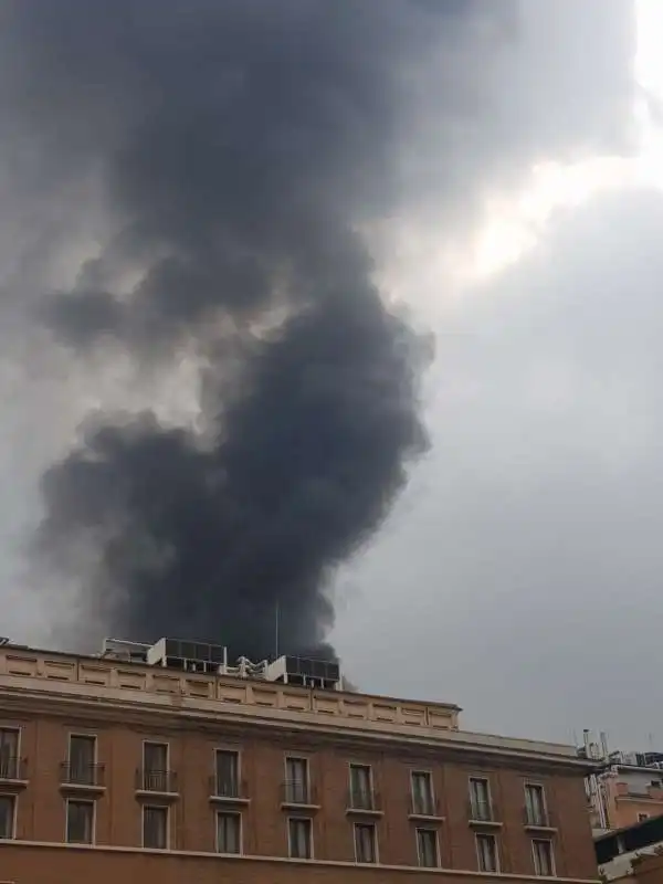 autobus in fiamme via del tritone 2