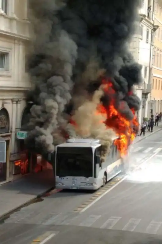 bus atac a fuoco 4