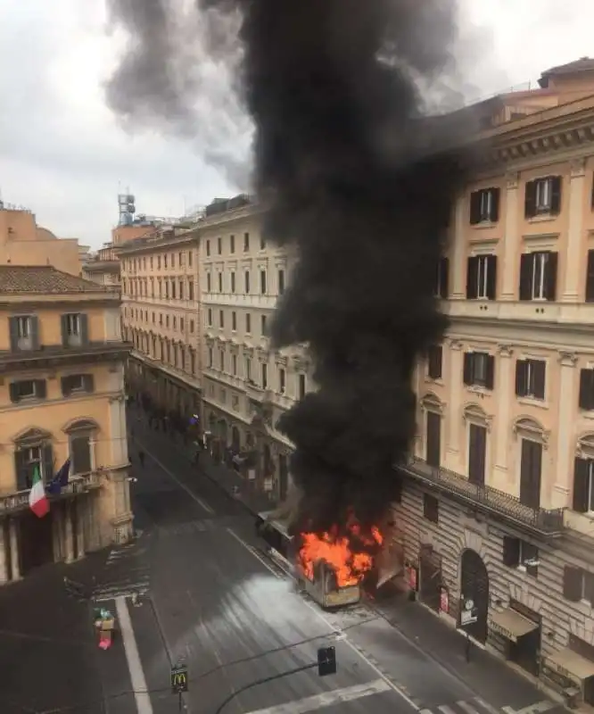 bus atac a fuoco 6