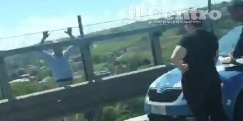 L UOMO SUL CAVALCAVIA DI FRANCAVILLA CHIETI