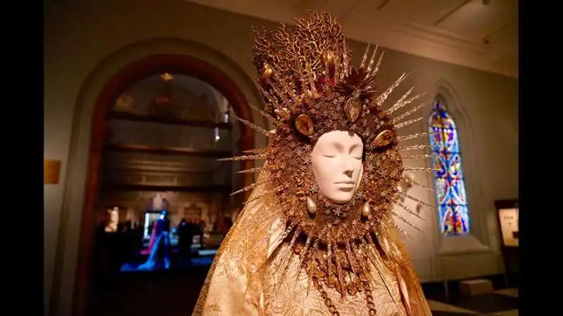 la  mostra  al  metropolitan  museum  heavenly bodies