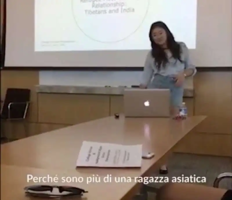 Letitia Chai - la studentessa si spoglia durante la seduta di laurea