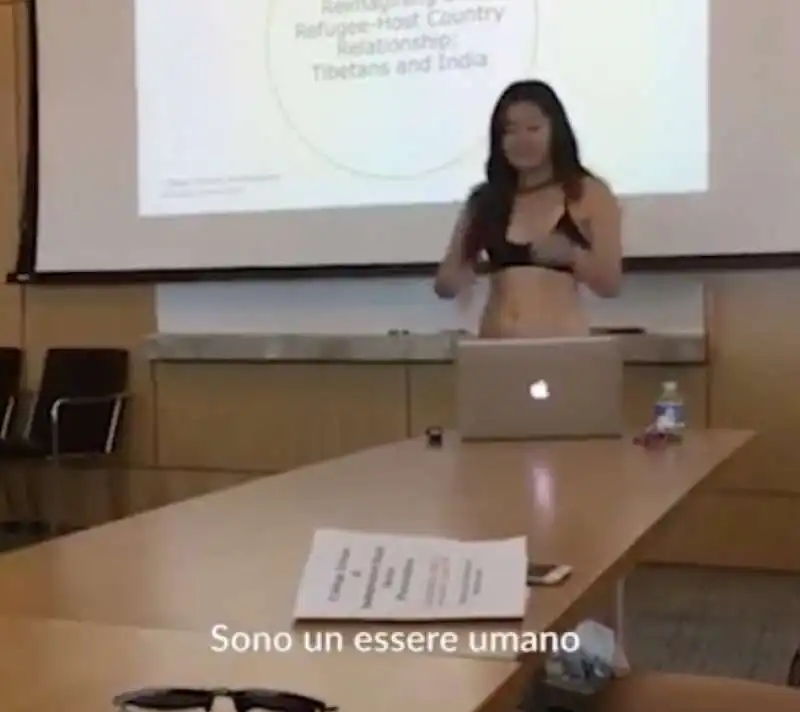 Letitia Chai - la studentessa si spoglia durante la seduta di laurea