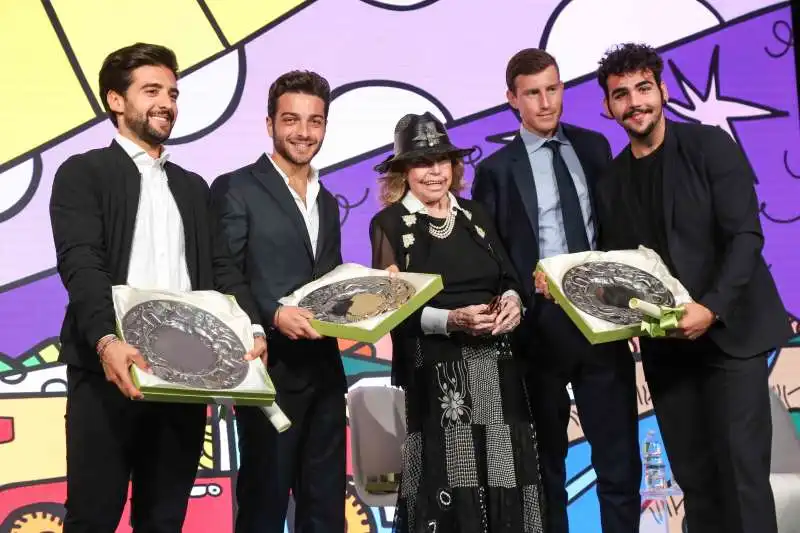 marisa monti riffeser, presidente poligrafici editoriale consegna il premio arte e cultura ai ragazzi de il volo (2)