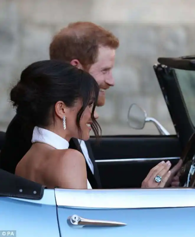 meghan  con l anello di acquamarina di diana