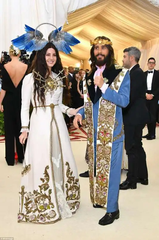 met gala 2018   lana del rey e jared leto