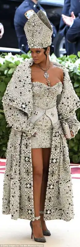 met gala 2018   rihanna la papessa 2