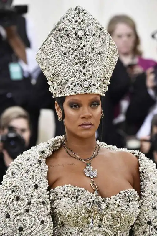 met gala 2018   rihanna la papessa 3