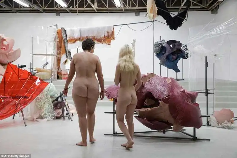 nudisti al palais de tokyo  4