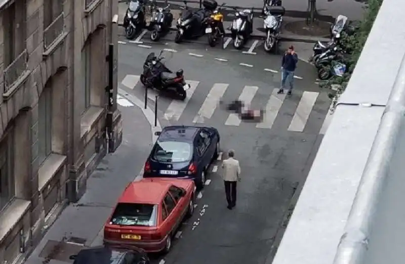 PARIGI - UN CECENO ACCOLTELLA I PASSANTI IN STRADA