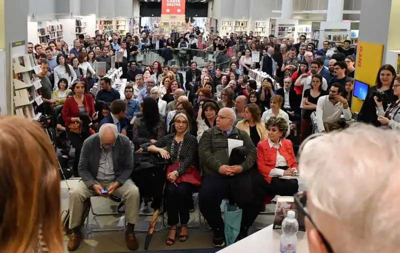 pubblico alla libreria ibs per eduard limonov (1)