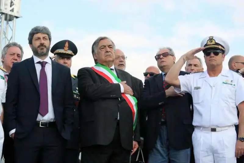 ROBERTO FICO CON LE MANI IN TASCA DURANTE L INNO