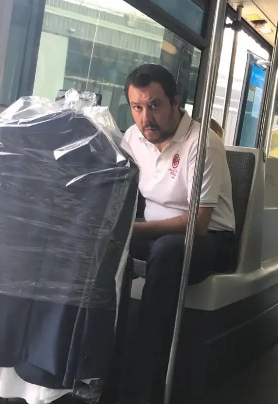 salvini sul bus dell'aeroporto di fiumicino