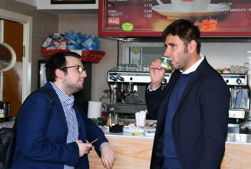 alessandro di battista prende un caffe foto di bacco