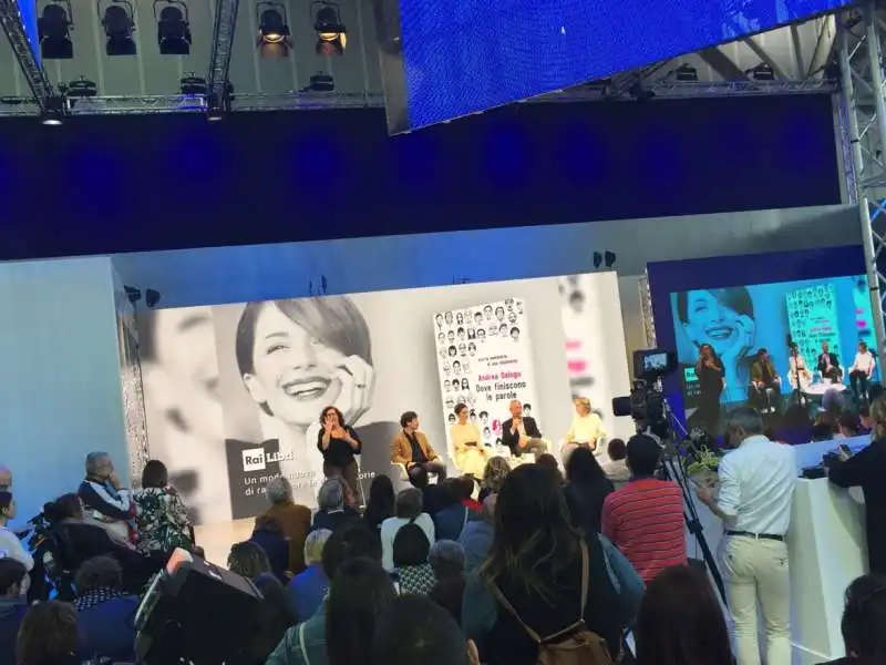 andrea delogu al salone del libro