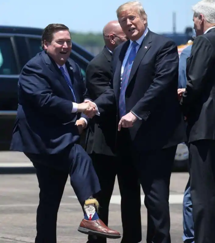 Billy Nungesser e il calzino a forma di Donald Trump  