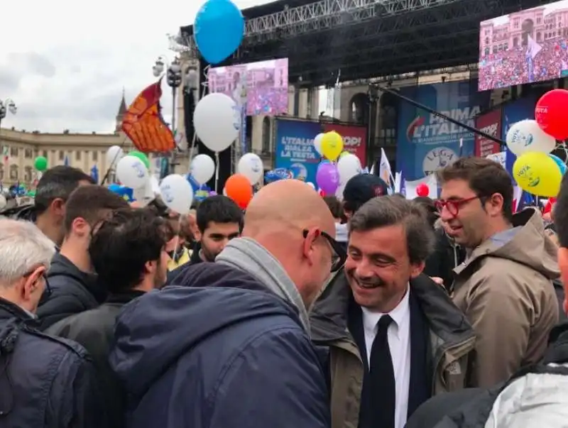 carlo calenda a milano coi sovranisti  3