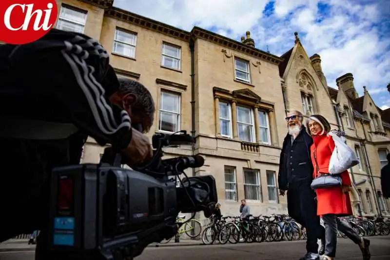 dago e anna passeggiano a oxford