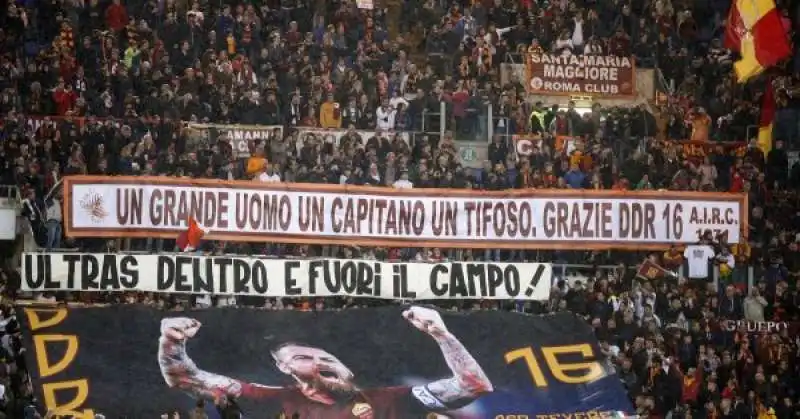 de rossi 9 striscioni