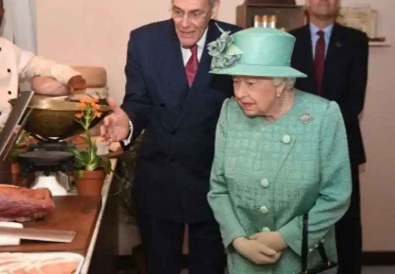 elisabetta ii al supermercato 1