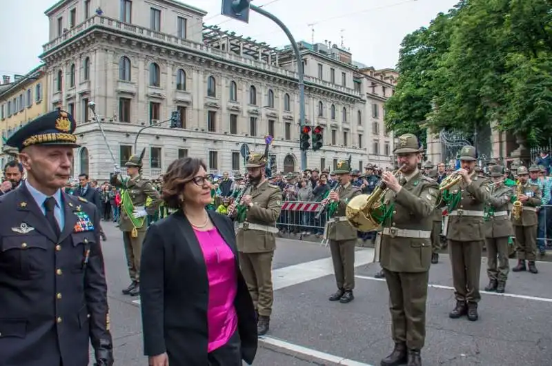 elisabetta trenta all'adunata degli alpini 4